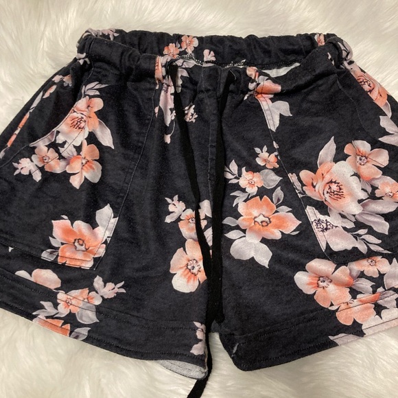 Pants - black floral shorts